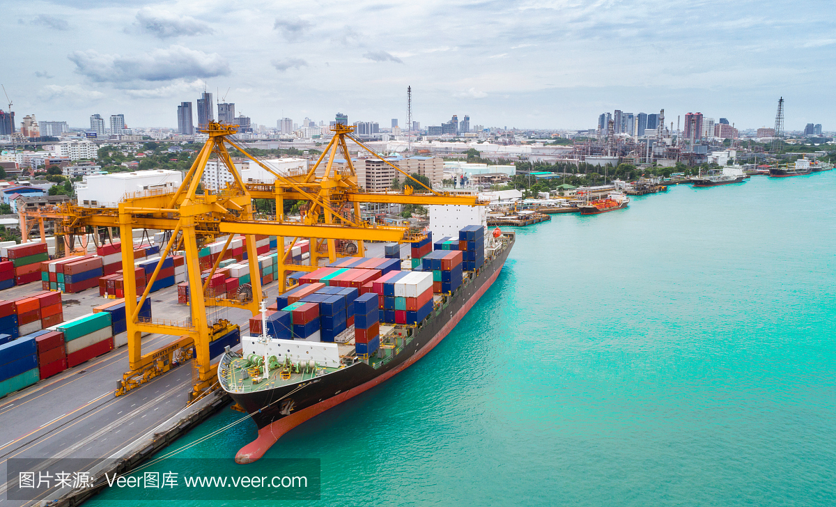 来自海港的集装箱船,用于运送集装箱。适合用于运输或进出口到全球的物流概念。